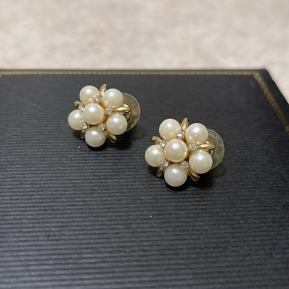 FAUX PEARL CLUSTER & CRYSTAL POST EARRINGS